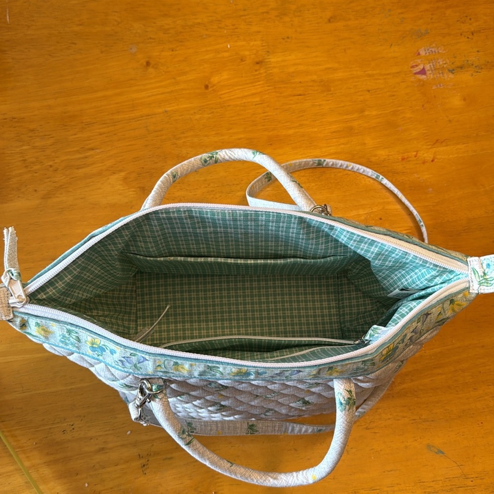 Vintage Vera Bradley. 2 handles, zipper close. 2 pocket inside. Never used - Picture 6 of 16